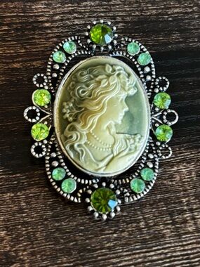 Green Cameo Brooch Pin - Vintage Style Women Jewelry